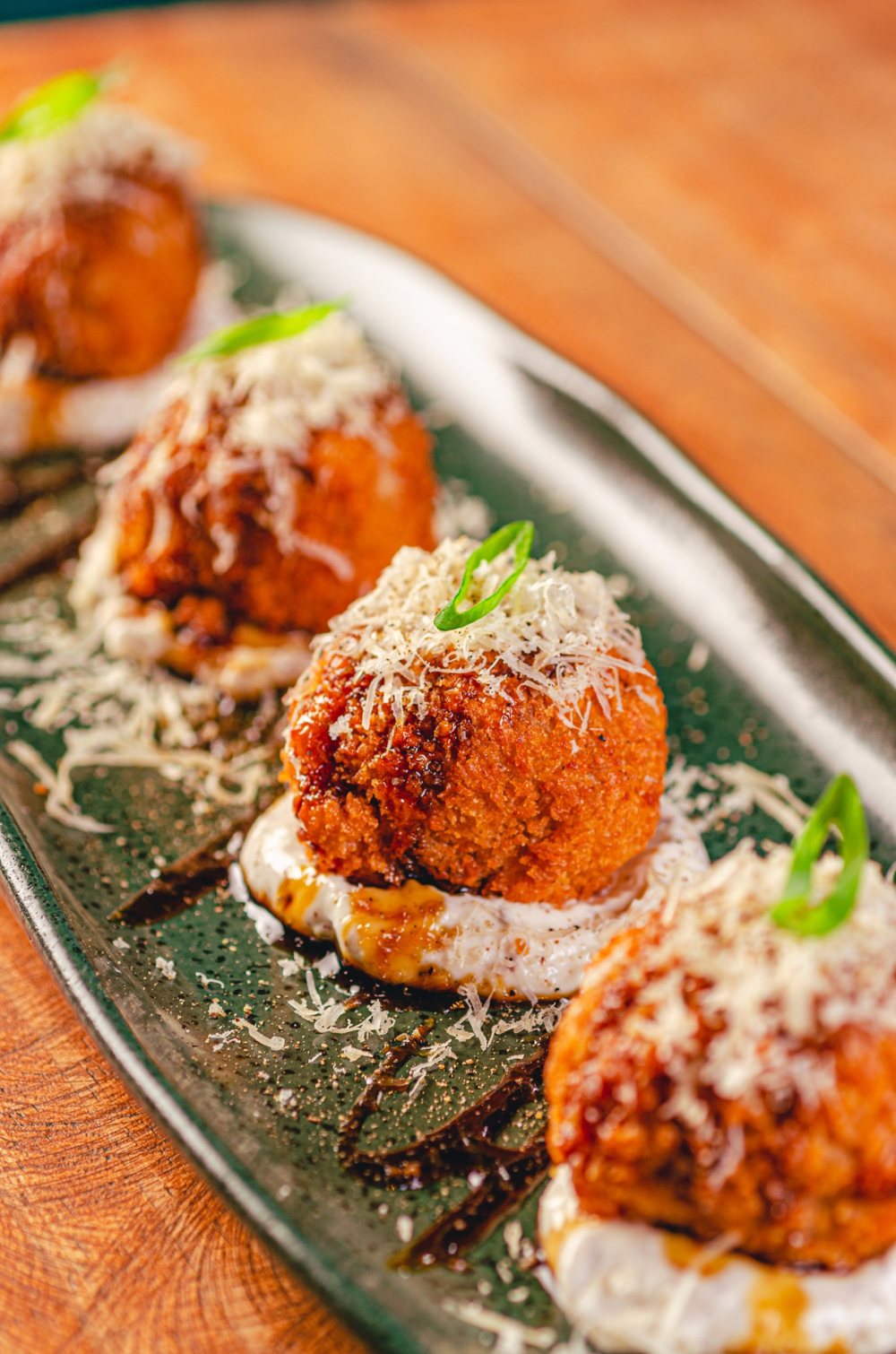 Arancini de carne de sol com aioli, melaço de cana e parmesão