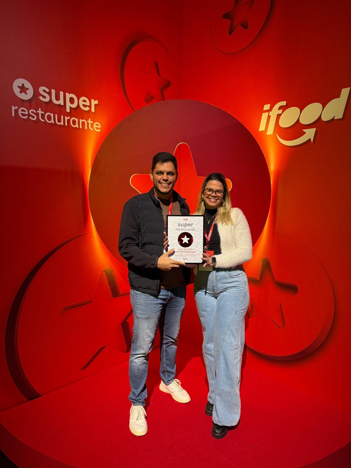 Sócios da Casa Moscou com a placa Super Restaurante iFood 2026