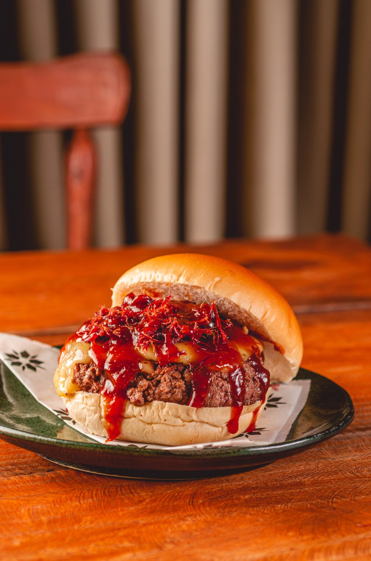 Seridó Burger: pão brioche, burger bovino 180g, queijo de manteiga maçaricado, barbecue de goiabada e crispy de charque