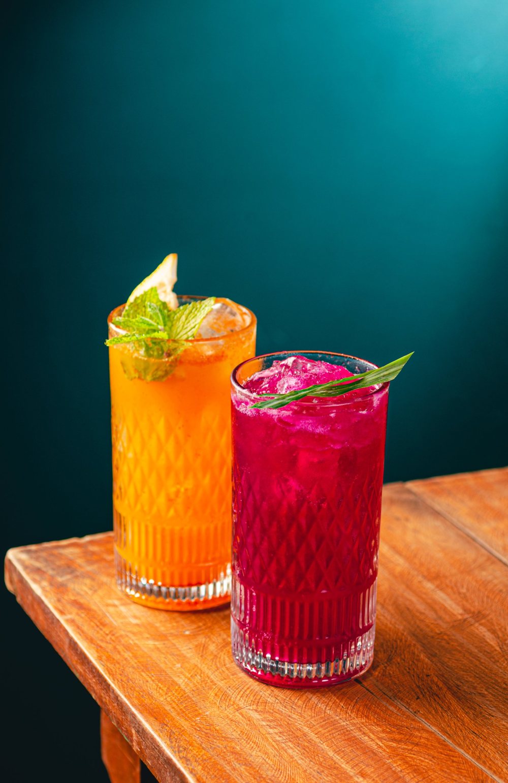 Sodas Xique-xique, laranja com hortelã, e Quintal de Vó, rosa de pitaya